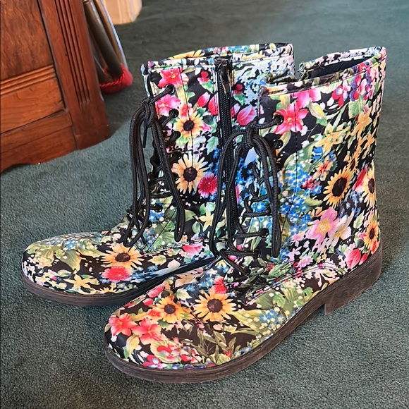 Qupid Floral Lace-Up Women's Combat Boots - Picture 1 of 5